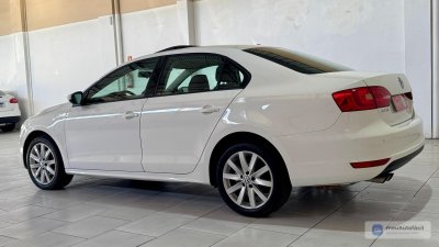 Volkswagen Jetta - Foto 2